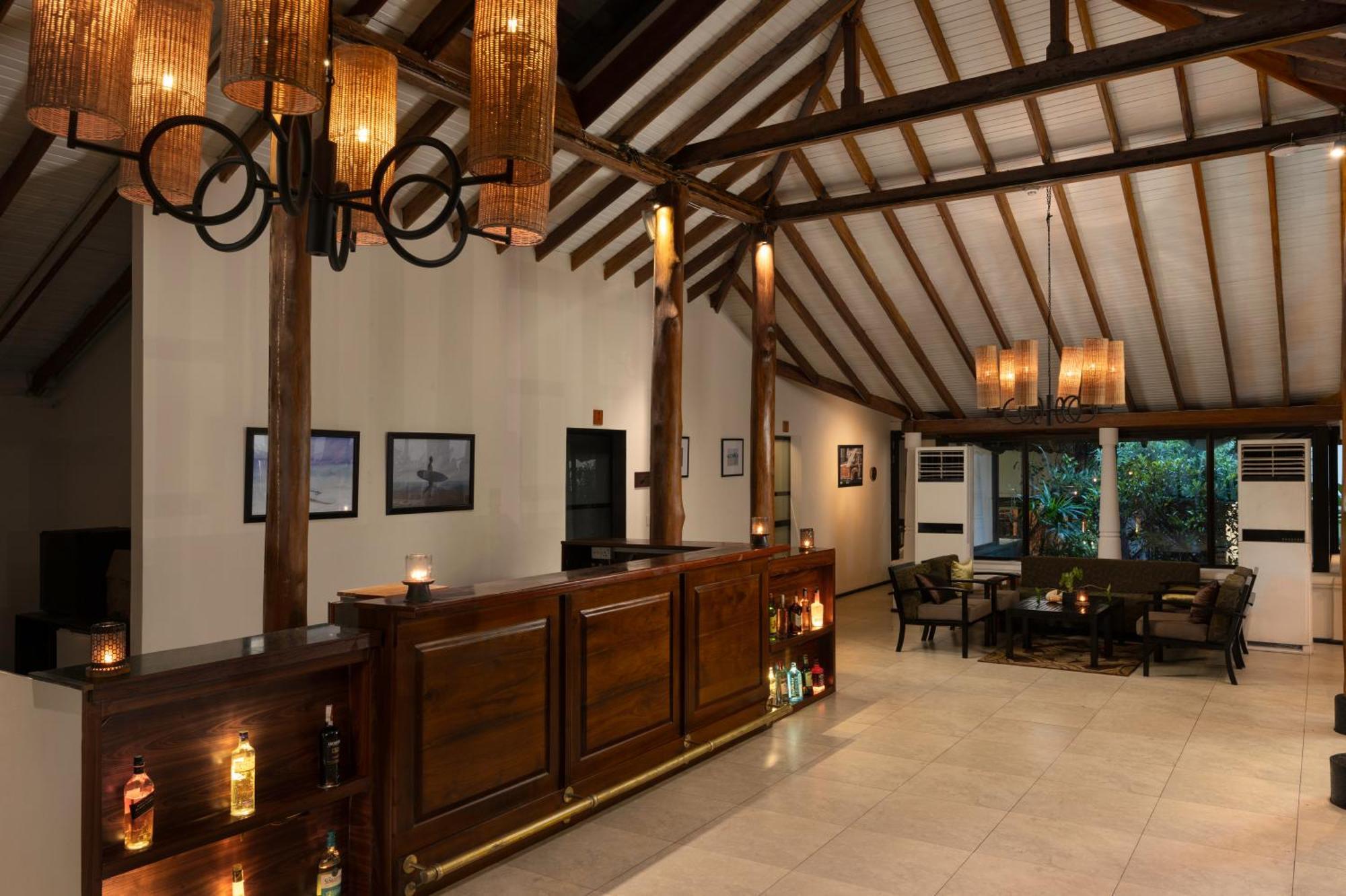 Ekho Surf Hotel Bentota Bagian luar foto