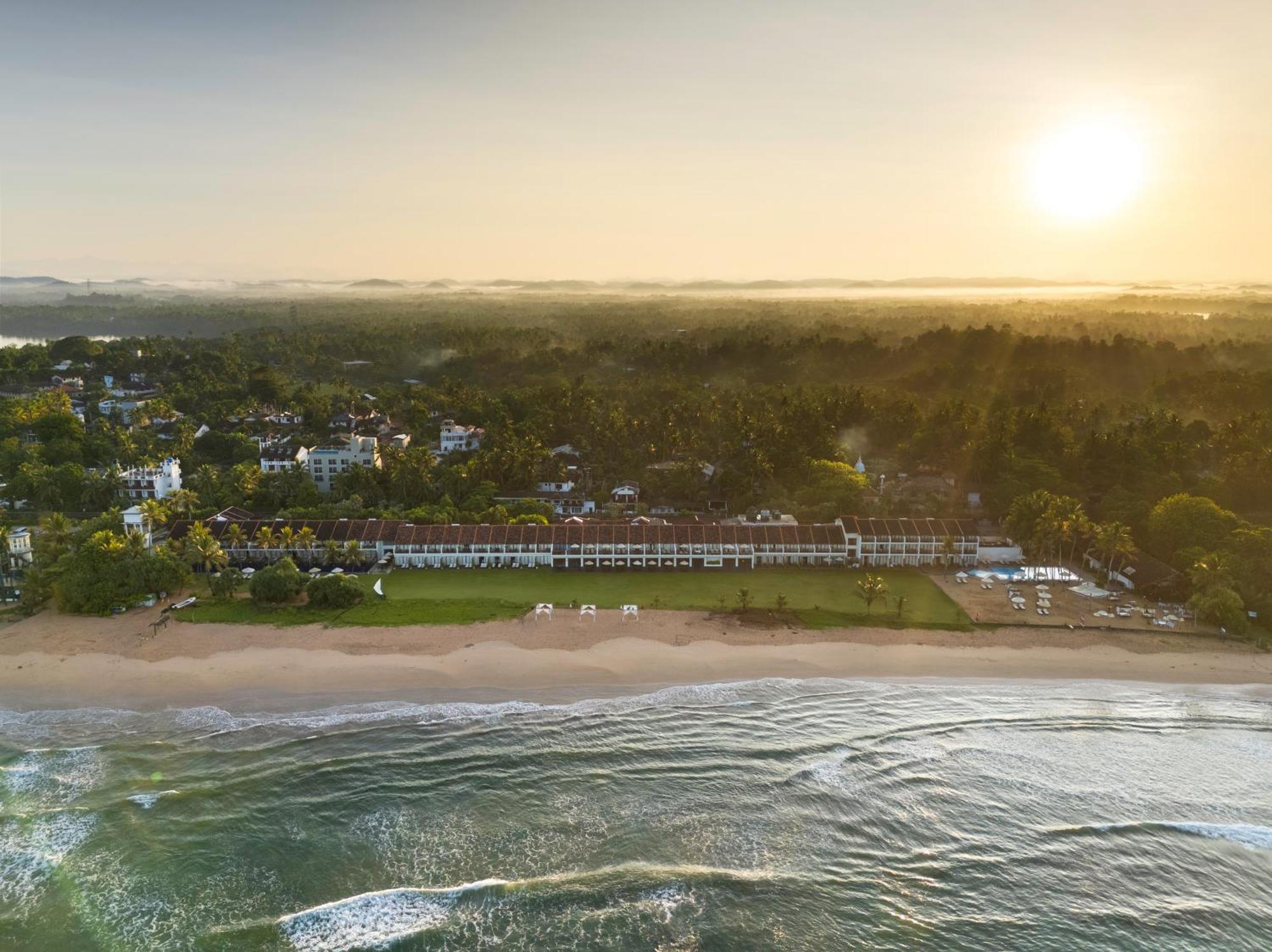 Ekho Surf Hotel Bentota Bagian luar foto