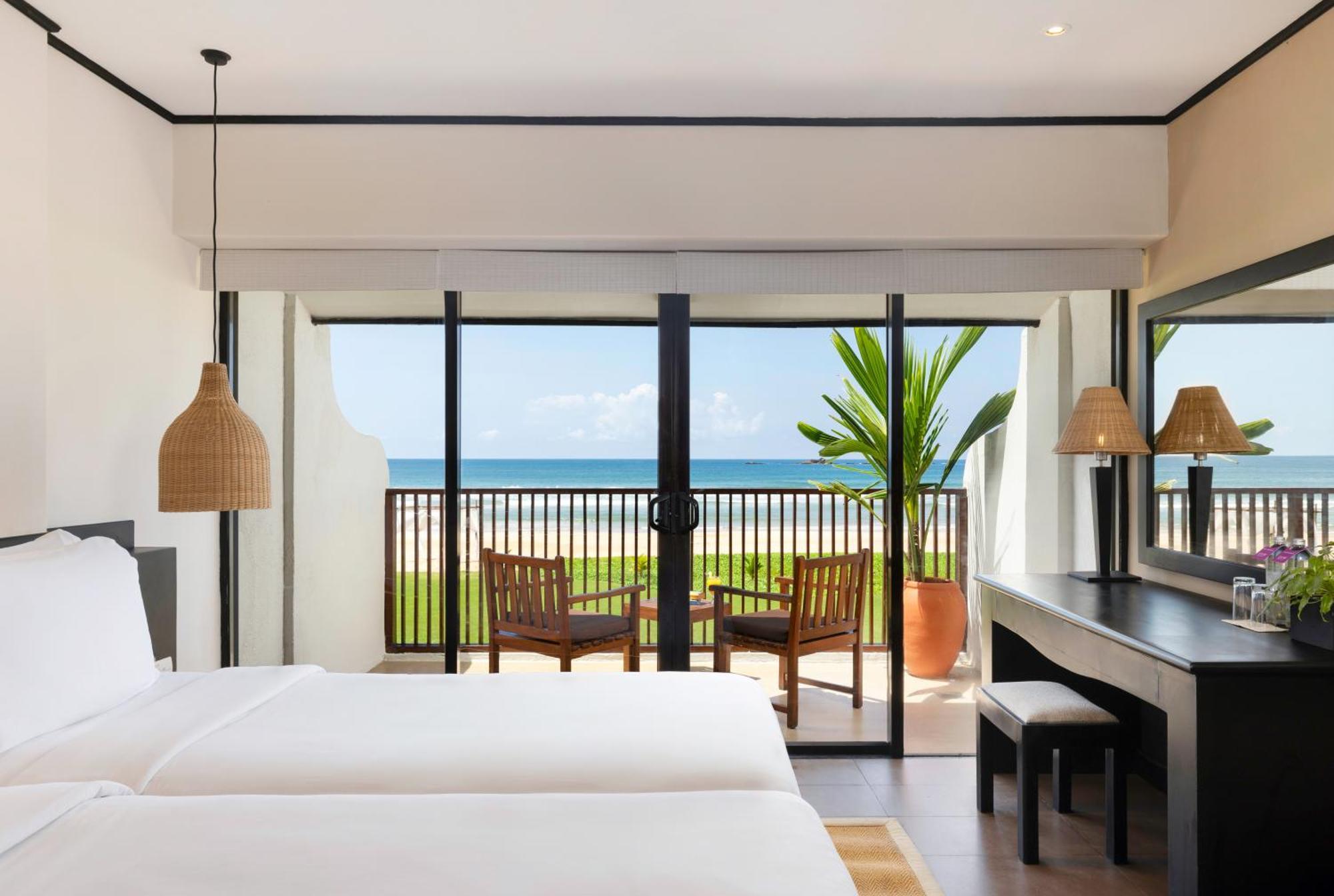 Ekho Surf Hotel Bentota Bagian luar foto