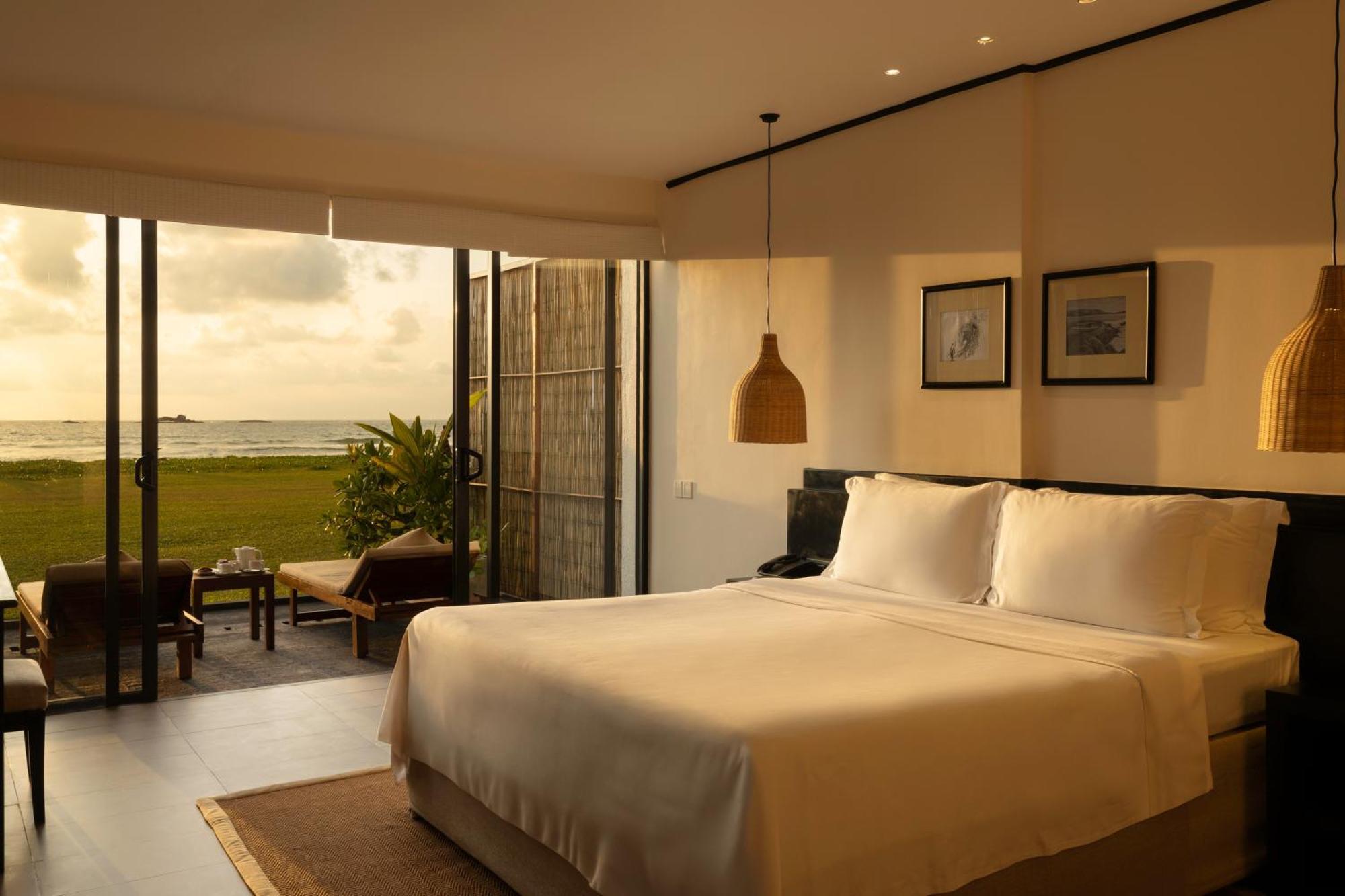 Ekho Surf Hotel Bentota Bagian luar foto