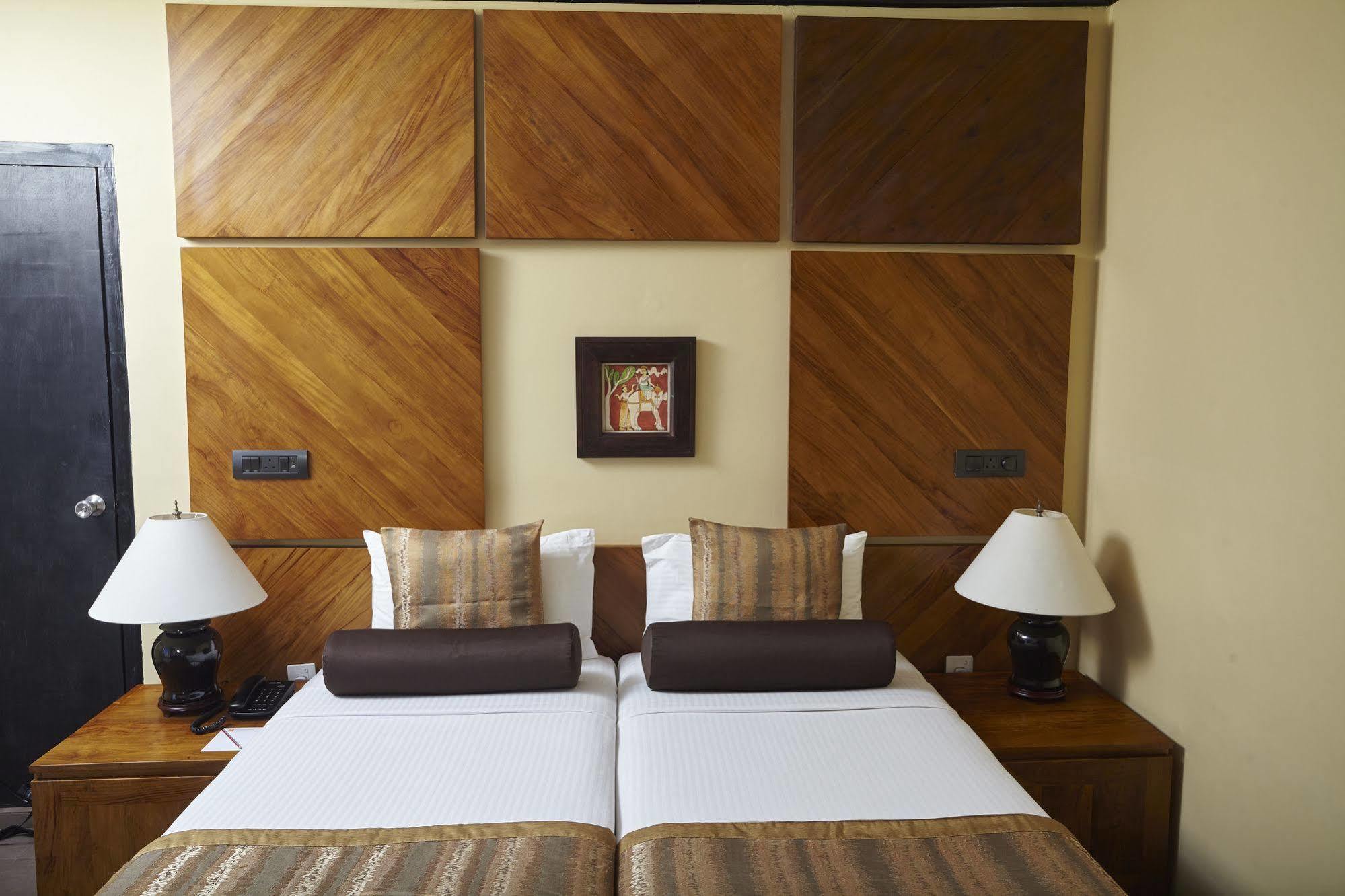 Ekho Surf Hotel Bentota Bagian luar foto